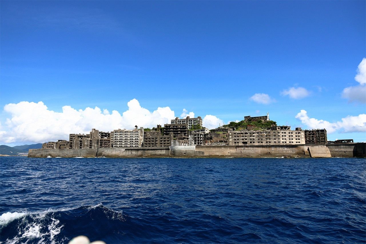 L’île abandonnée de Gunkan-jima a été le lieu d’une exploitation minière de grande envergure. Elle fait partie des sites de la Révolution industrielle Meiji inscrits au patrimoine mondial de l’Unesco en 2015. (Pixta)