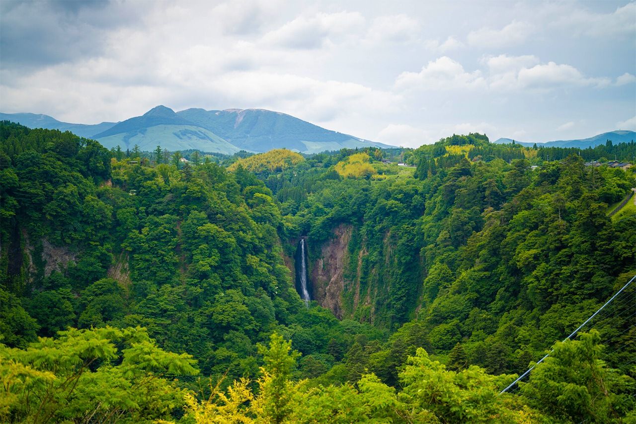 Les chutes de Shindô, dans les montagnes de Kujû (© Pixta)