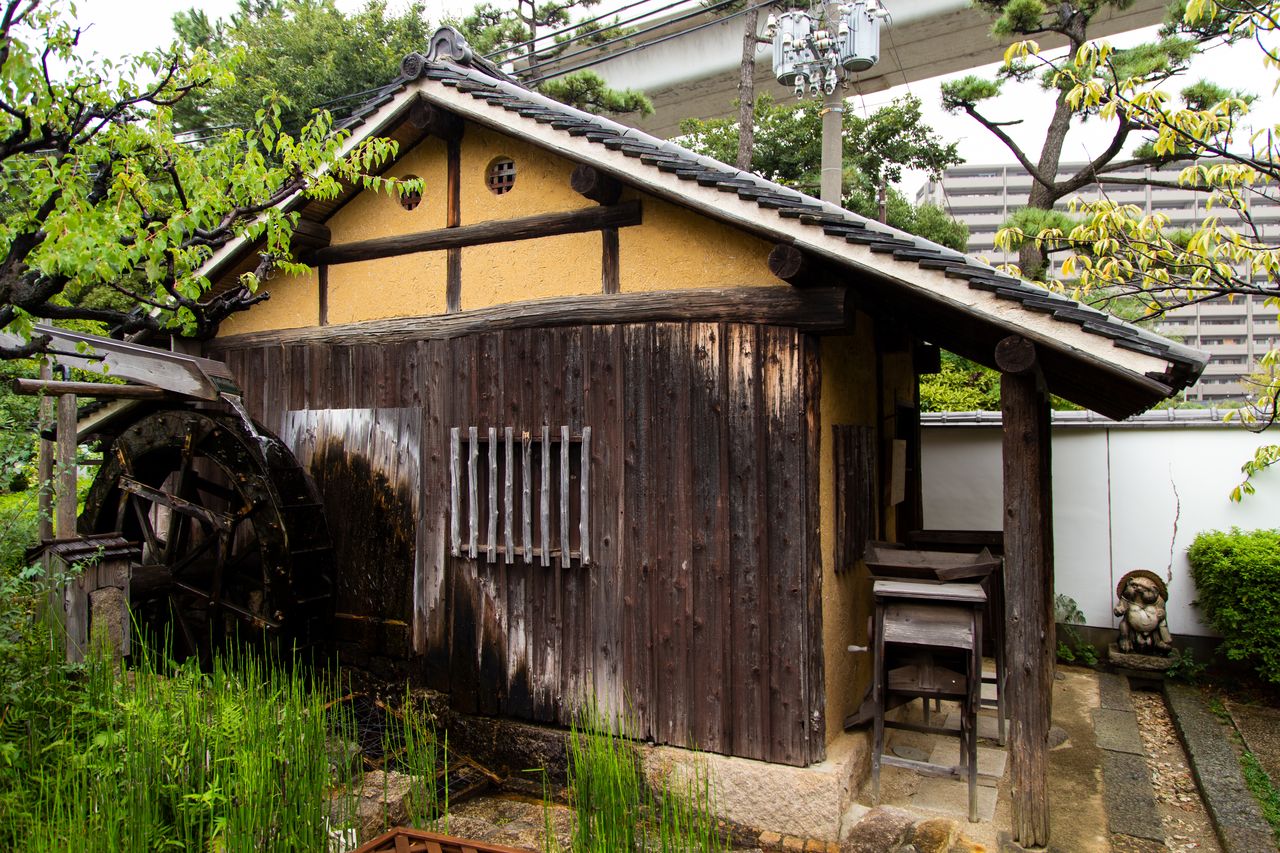Une reproduction d’un moulin à eau qui permettait de broyer des quantités bien plus importantes de riz. Les visiteurs peuvent observer l’intérieur.