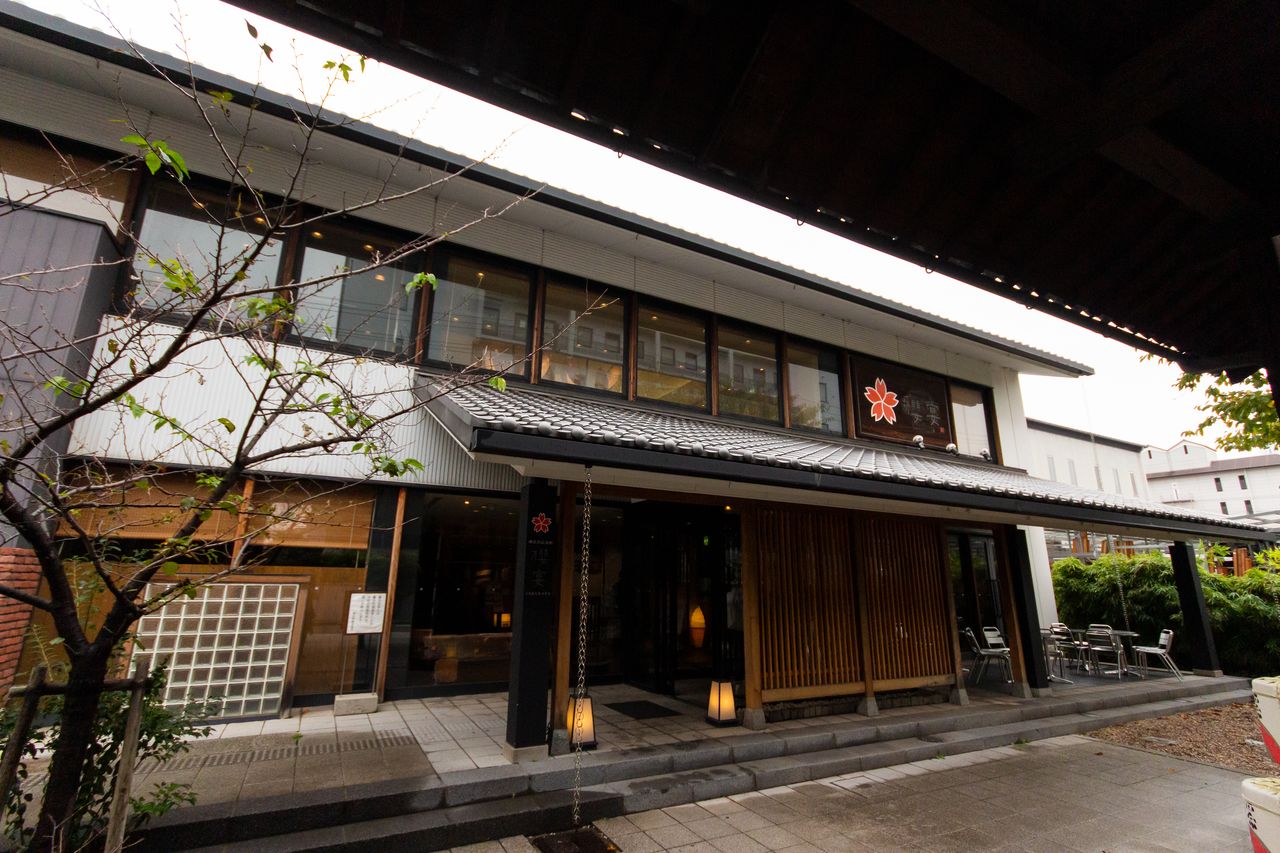Sakura-en, dans l’arrondissement de Higashi-Nada, à Kobe, est le musée commémoratif de la marque Sakura Masamune. On y trouve d’anciens équipements de brassage de saké ainsi que de vieilles pancartes et bouteilles. Les visiteurs peuvent apprendre l’historique de la marque, profiter du restaurant et du café, et bien entendu déguster le saké.