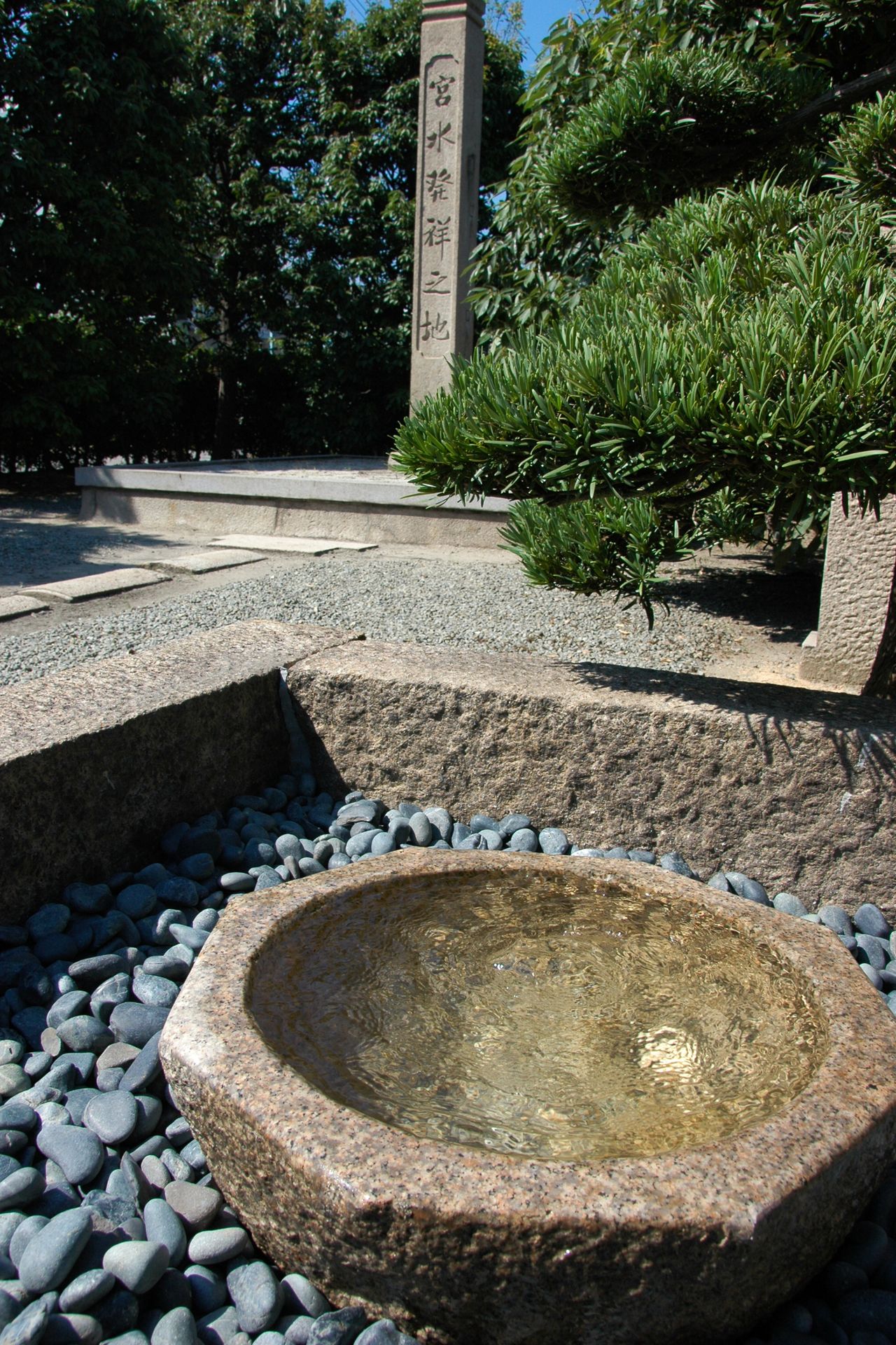 Un petit monument en pierre marque le site de la découverte de l’eau miyamizu.