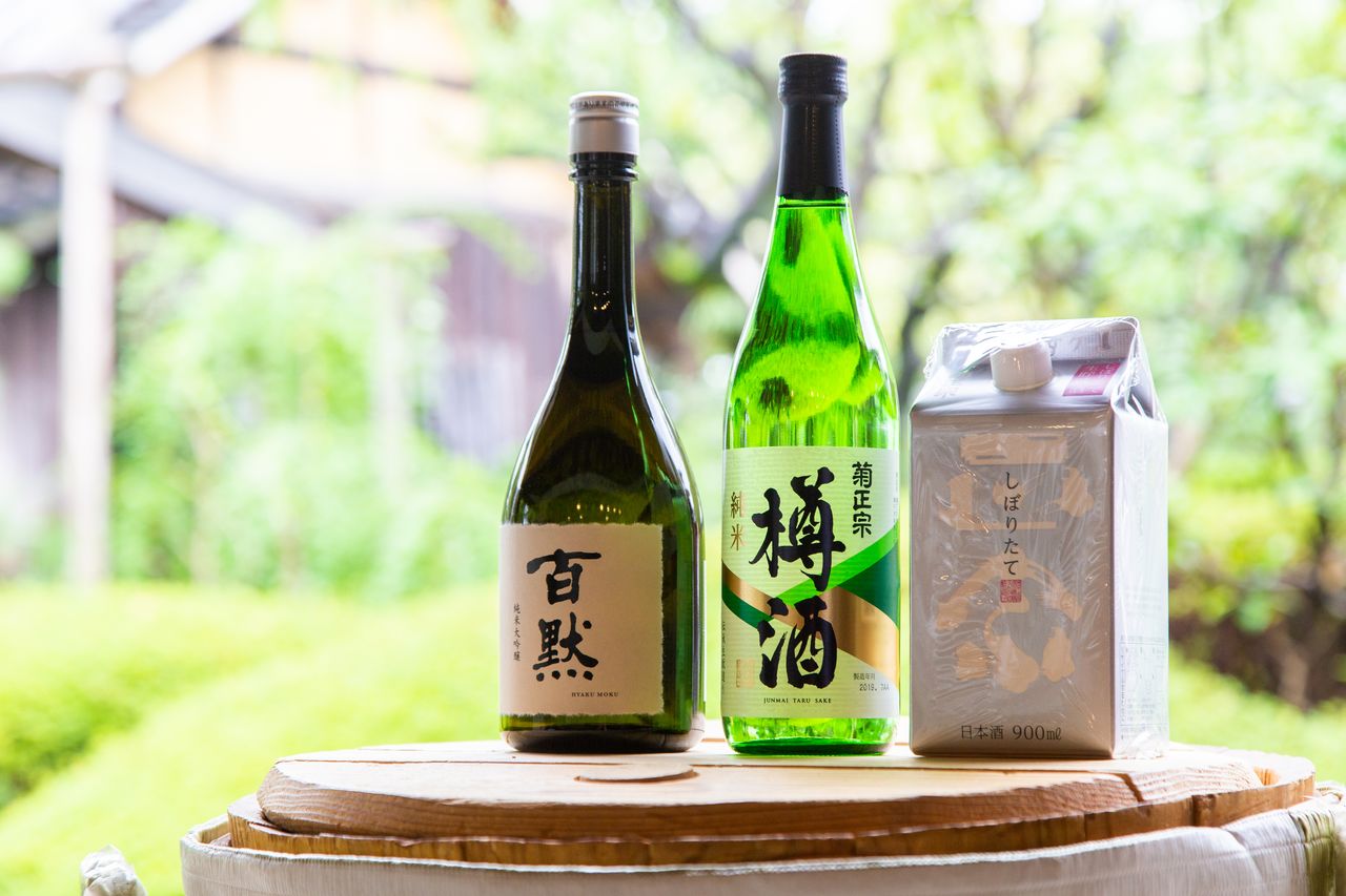 La production de Kiku-Masamune rassemble tradition et innovation. À gauche, le Hyakumoku, élaboré à 100 % avec du riz Yamada-nishiki venant des meilleures rizières. Au milieu, le Taru Sake qui vise à reproduire le goût du saké en fût exporté vers la capitale pendant l’époque d’Edo. À droite, le Shiboritate Ginpaku qui, malgré son conditionnement en carton reproduit la fraicheur d’un saké fraichement brassé.