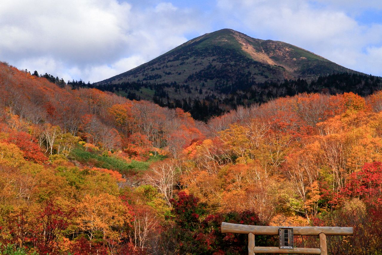 Le pic Ôdake des monts Hakkôda, avec le sanctuaire Yasukuni au premier plan. (Avec l’aimable autorisation de l’Association de tourisme de la préfecture d’Aomori)