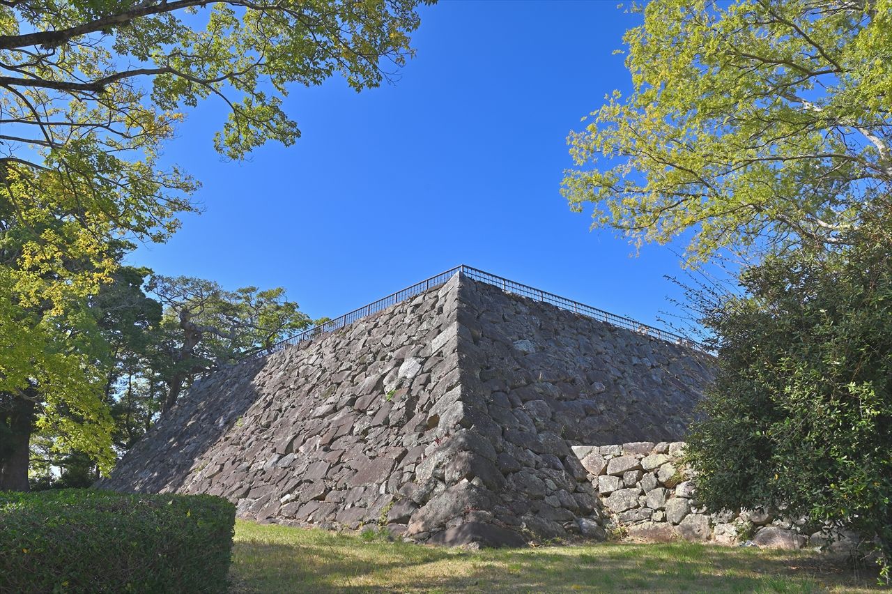 Les ruines des fondations du donjon du château de Fukuoka (Pixta)