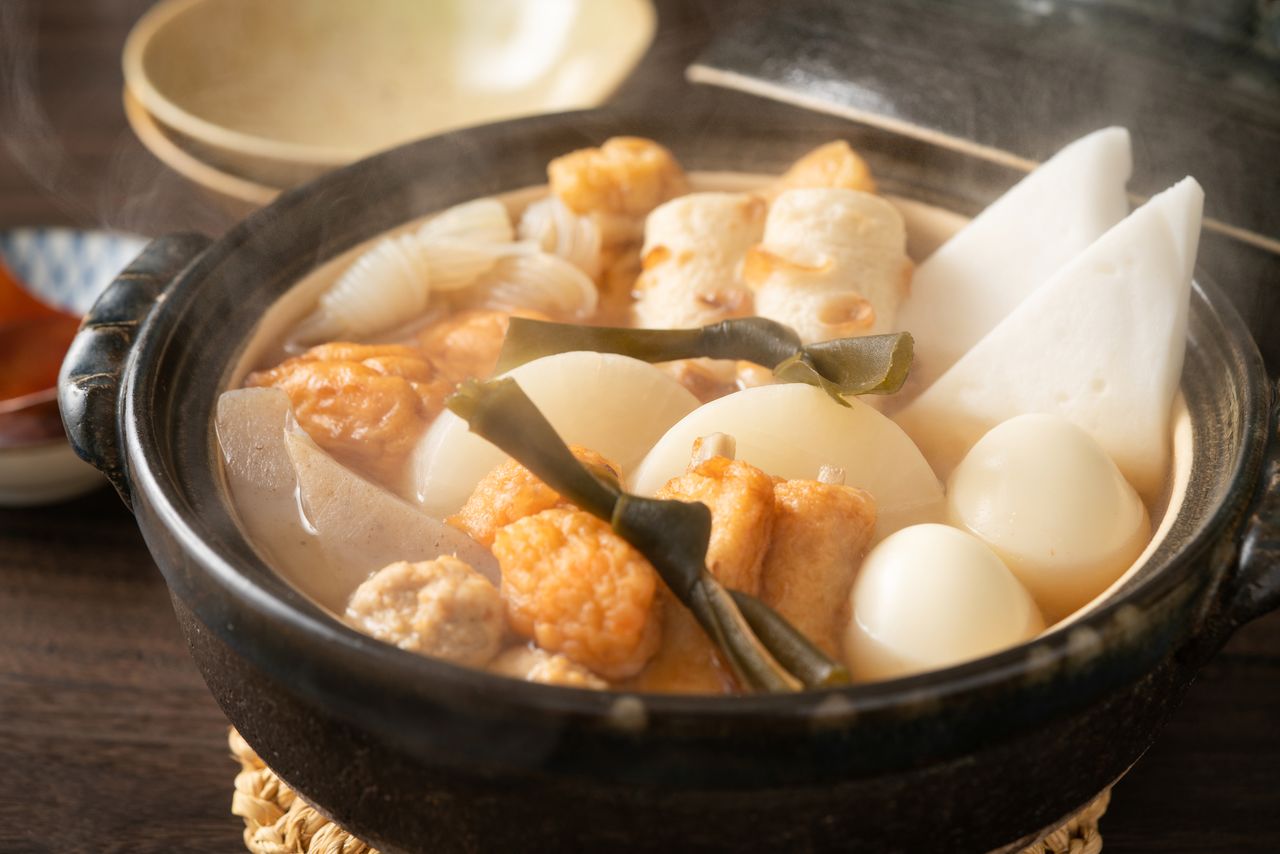 Dans l'oden, avec le chikuwa et le hanpen, le satsuma-age et le tsumire (boulettes de poisson) et d’autres produits à base de pâte de poisson font la joie de nombreuses papilles. (Pixta)