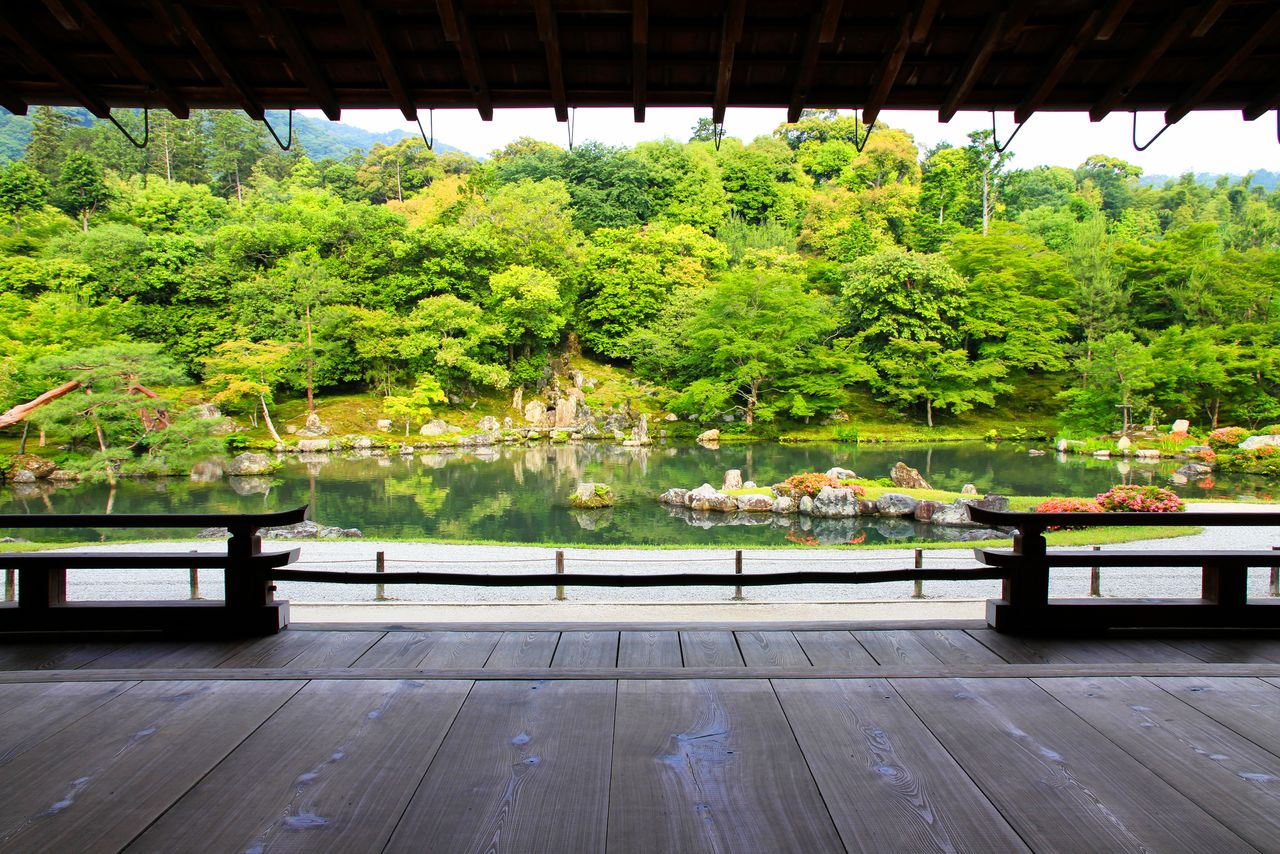 Observé depuis le Ôhôjô, le paysage est comme enserré dans un cadre. (Avec l’aimable autorisation du temple Tenryû-ji)