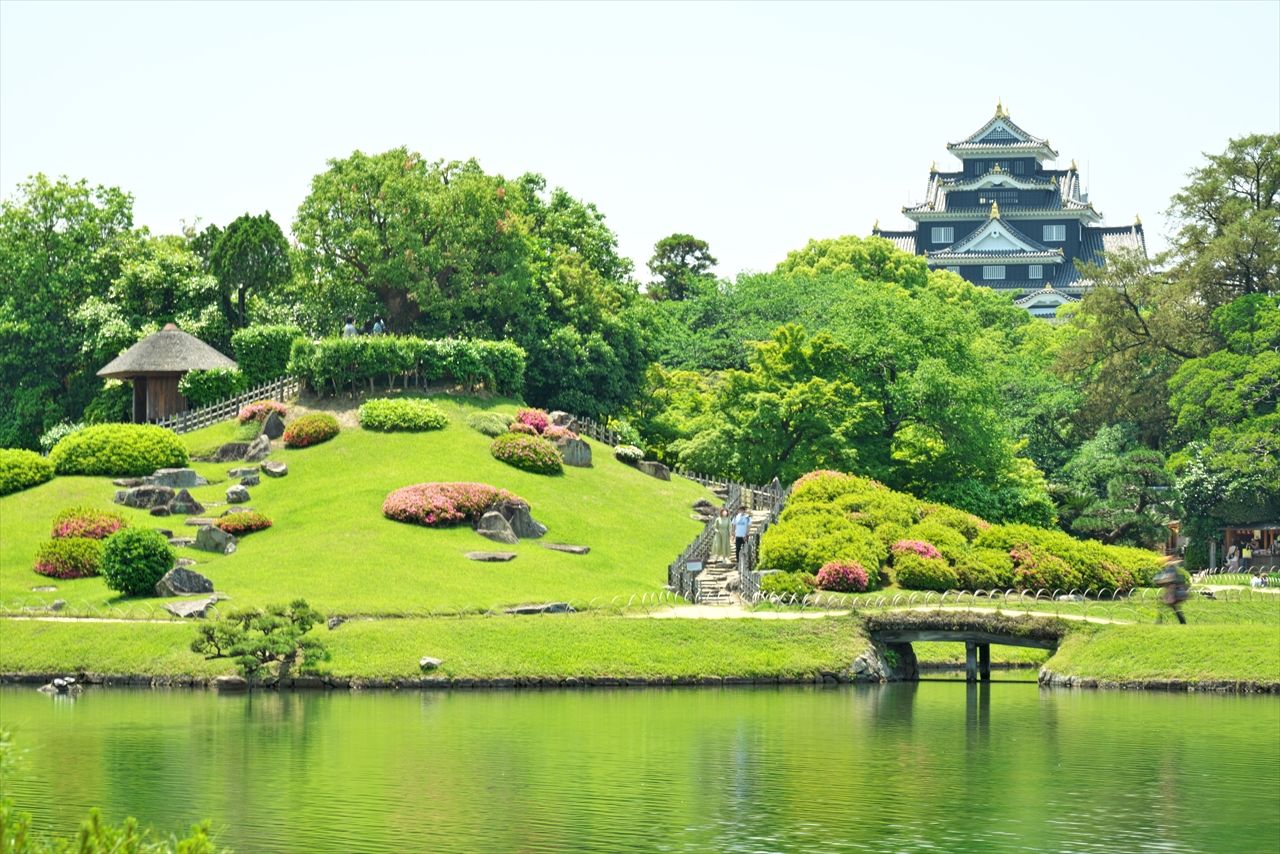 Vue sur le donjon du château d’Okayama à partir du jardin Kôraku-en (Pixta)