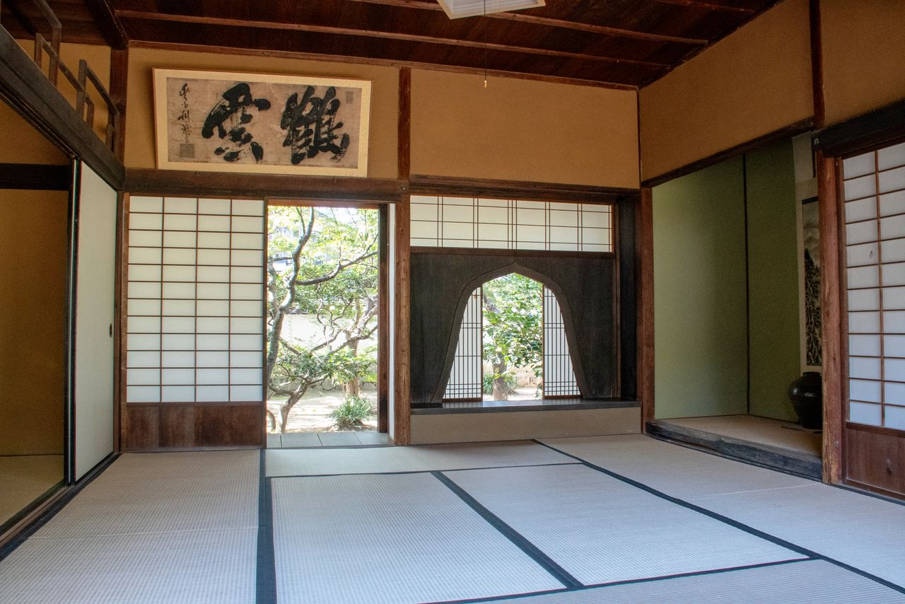 Dans une pièce de style shoin, un écritoire encastré se trouve à côté du tokonoma sous un oriel (ouverture sur l’extérieur faisant saillie). Photo d’une pièce de l’ancienne résidence du clan Ashimori, construite entre le XVIIe et le XVIIIe siècle à Okayama, dans la préfecture d’Okayama. (© Pixta)