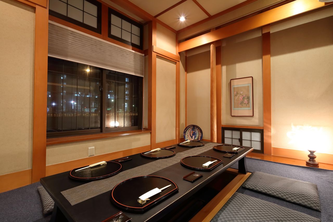 Lorsque l’on reçoit dans ce type de pièce à tatami, le plus pratique est d’inviter les invités à s’asseoir au fond, au plus loin du passage. (© Pixta)