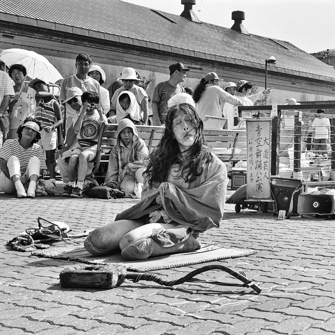 Gilyak interprète « Une vie à Jongara » (Jongara ichidai), une référence à la musique folklorique jongara du nord du Japon. (Baie de Hakodate, 1994) 