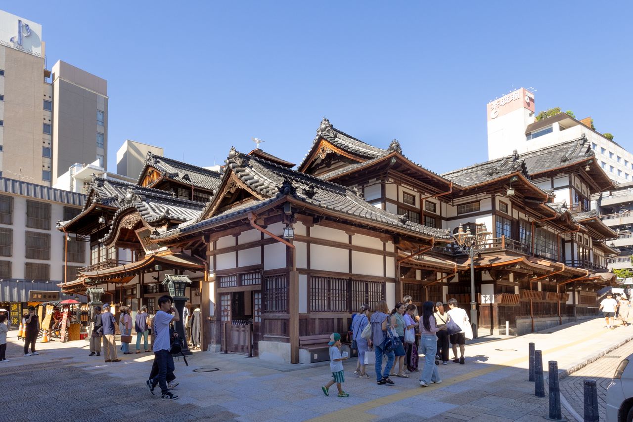 L’architecture distinctive du Honkan. Le bain public du film Le Voyage de Chihiro serait inspiré de ce bâtiment.