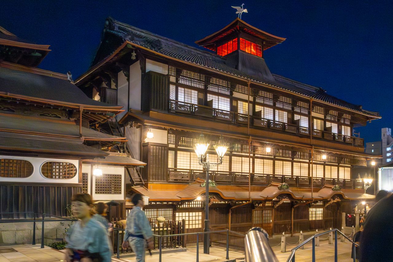Le dôme Shinrokaku illuminé en rouge. Le tambour Tokidaiko suspendu à l’intérieur résonne trois fois par jour, à 6 h 00, 12 h 00 et 18 h 00.