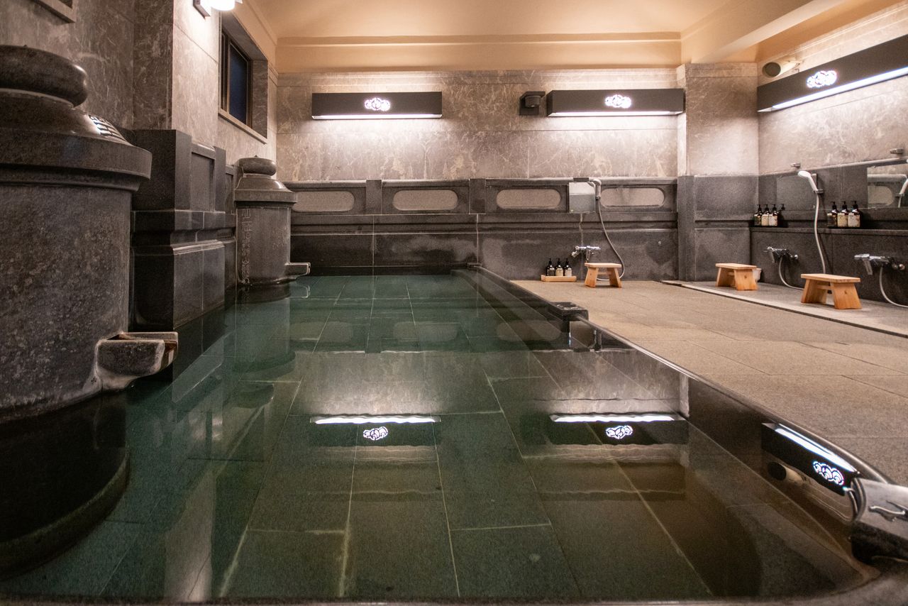 Le bain Tama no Yu. L’eau thermale alcaline, douce pour la peau, provient directement de la source sans être chauffée ou diluée.