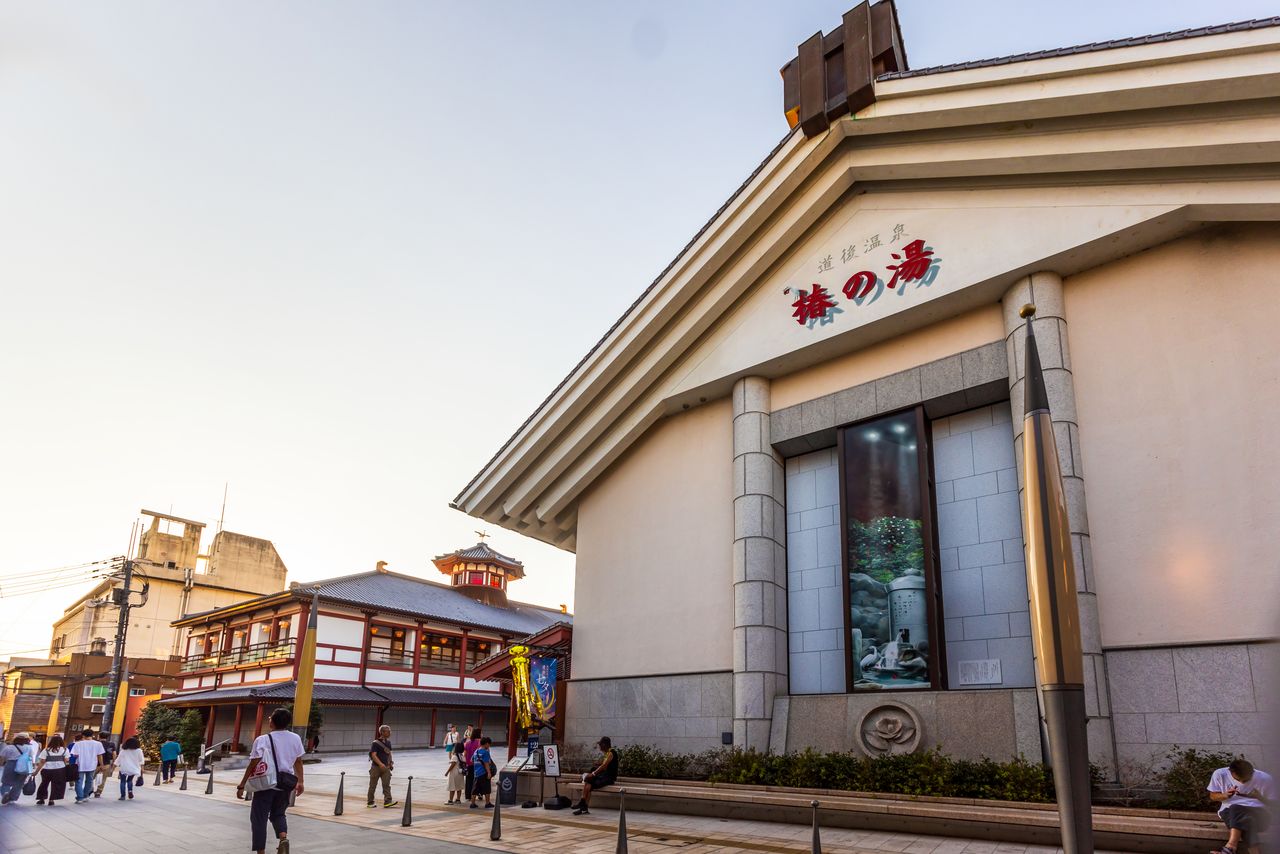 Le Tsubaki no Yu (au premier plan) et l’Asuka no Yu, annexes proches du Honkan, sont également des bains publics gérés par la ville.