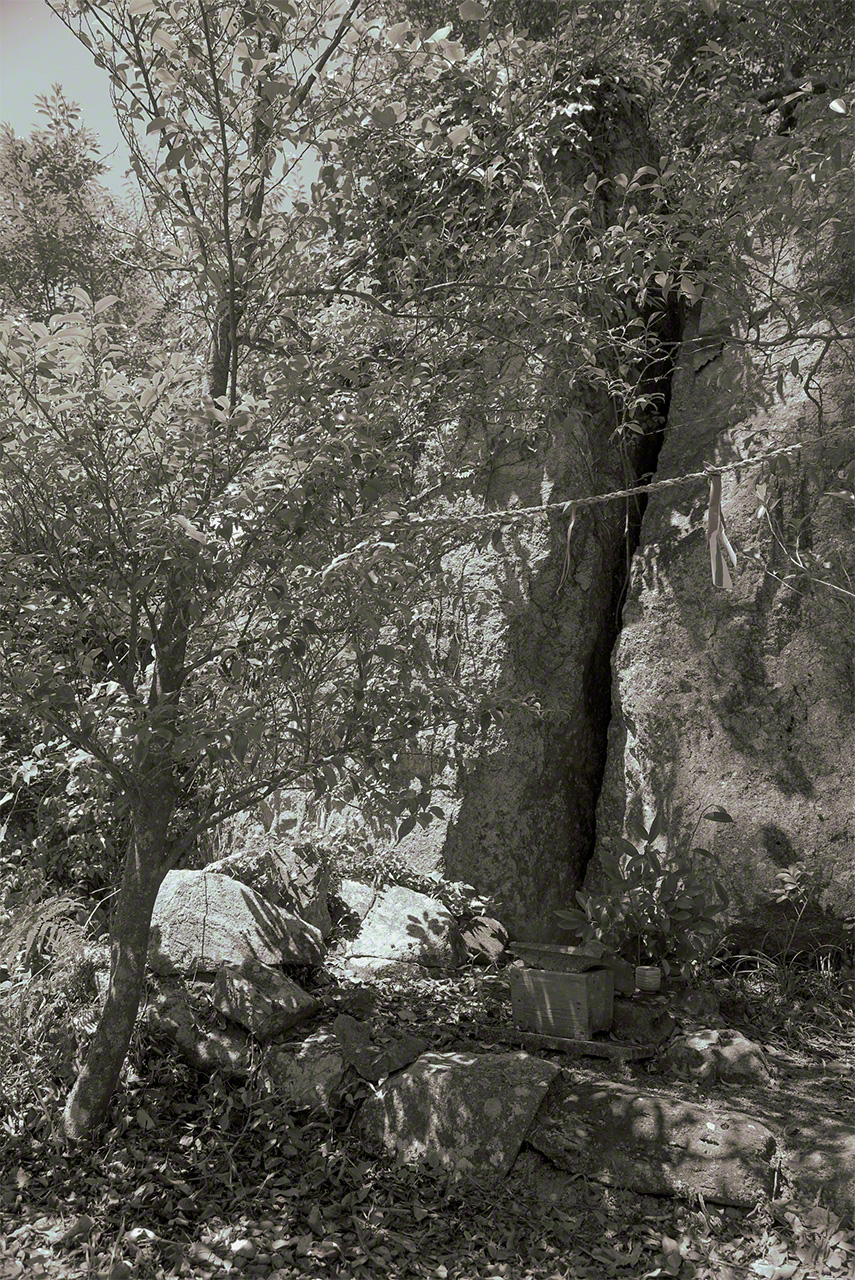D&rsquo;imposants rochers v&eacute;n&eacute;r&eacute;s sous le nom de Ishigami-sama.