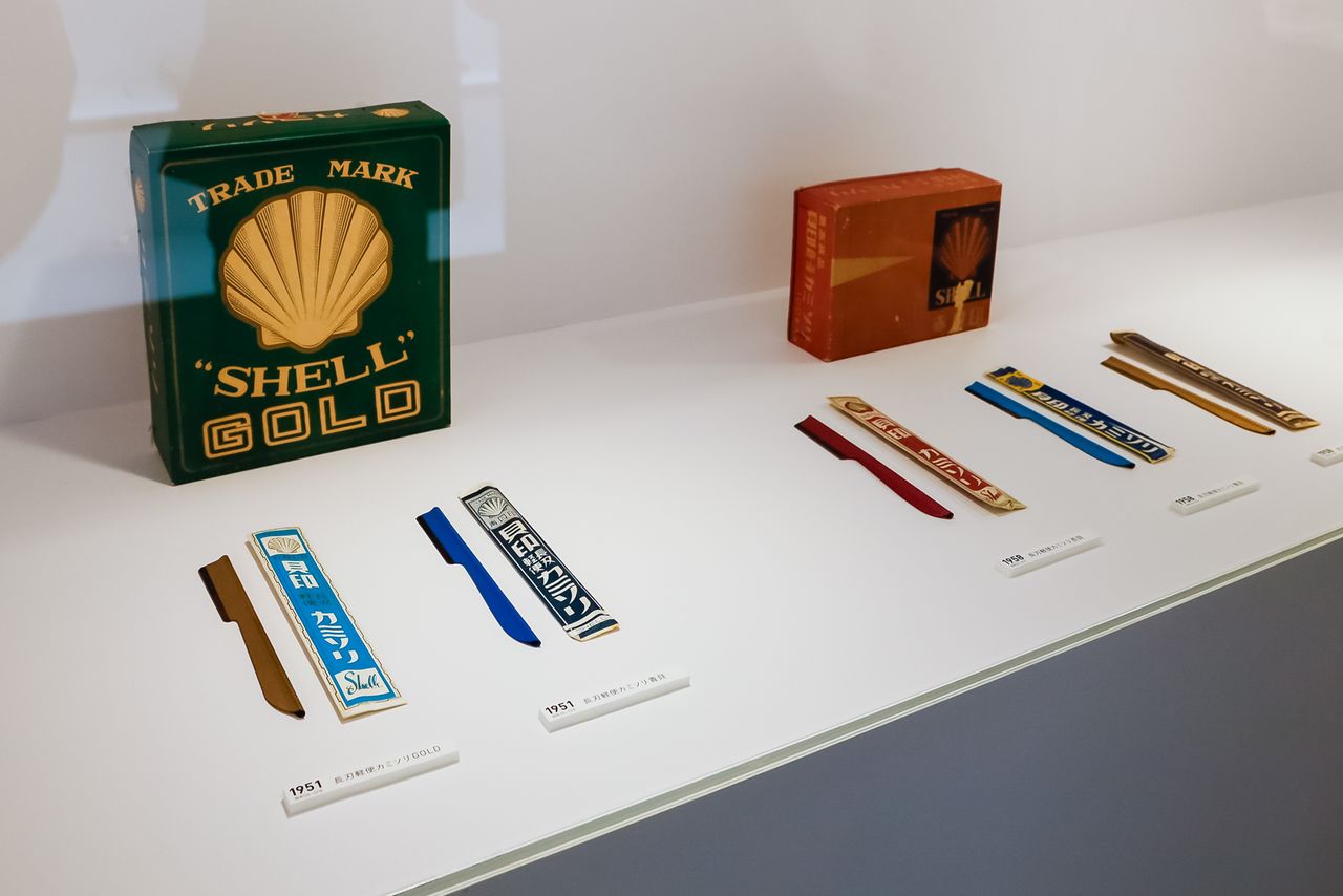 Les premiers rasoirs jetables à lame longue de la marque « Shell » de Kai.