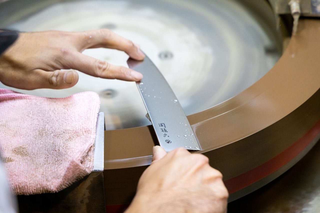 L’aiguisage sur pierre à eau est l’une des étapes les plus importantes de la fabrication d’un couteau et demande de longues années d’expérience.