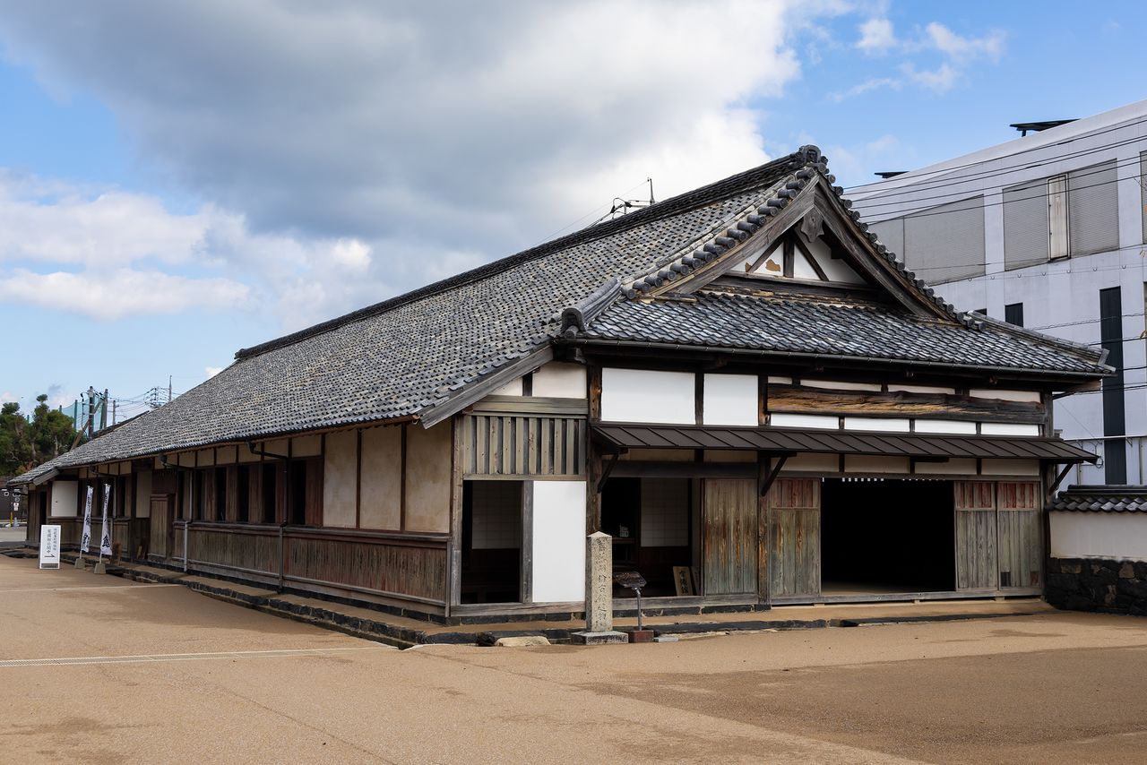 Le Yûbi-kan, l’école du clan pour les arts martiaux utilisant des sabres et lances, faisait partie du Meirin-kan.