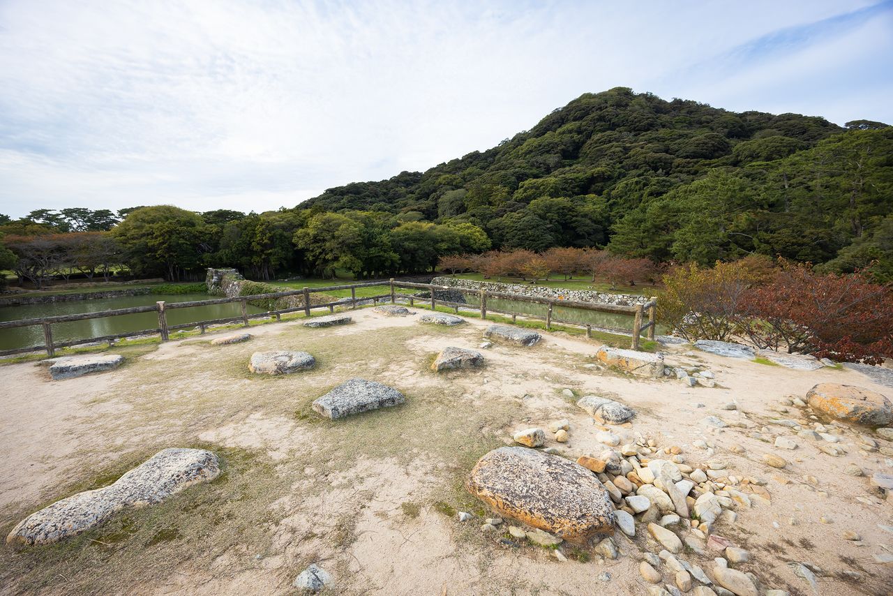 Vue sur le mont Shizuki et les douves du château à partir des ruines du donjon.