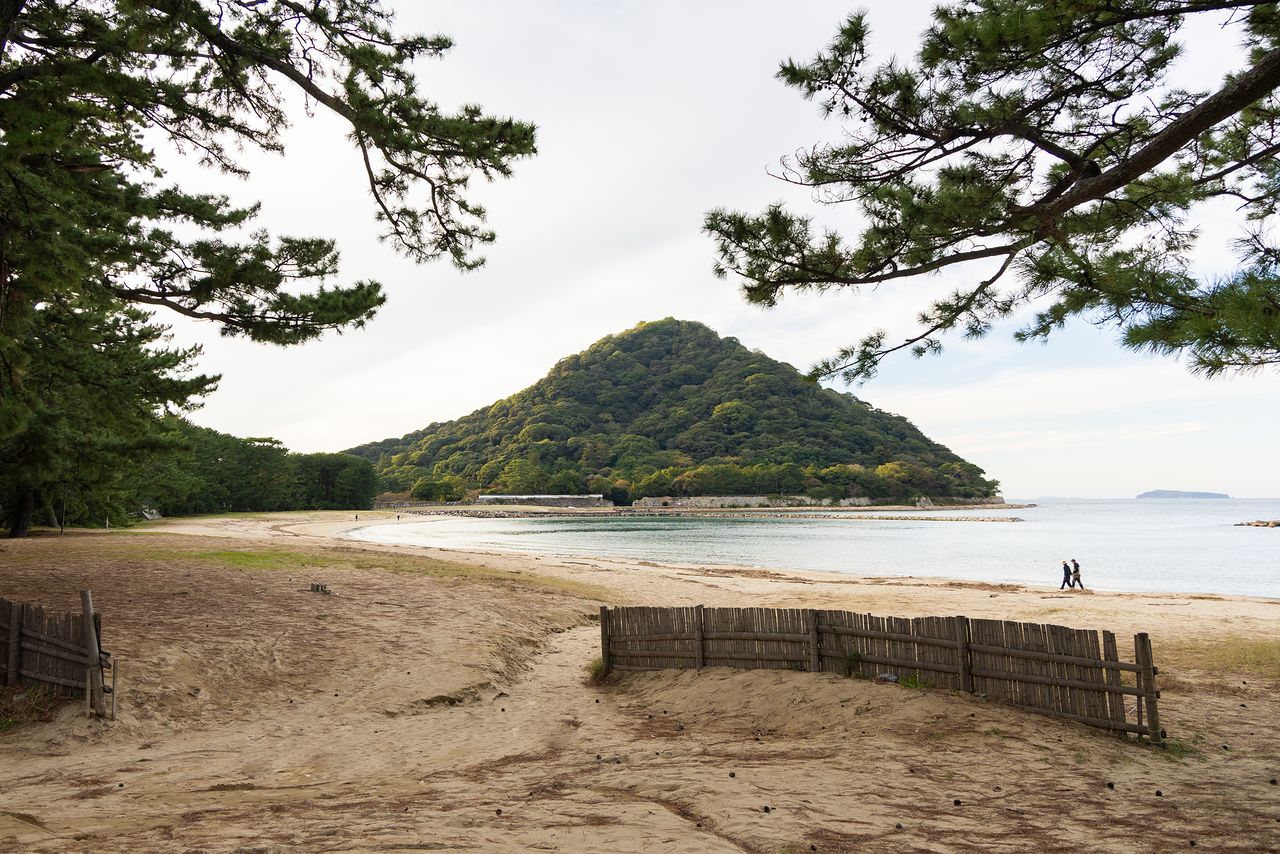 Vue sur le mont Shizuki à partir de la plage de Kikugahama