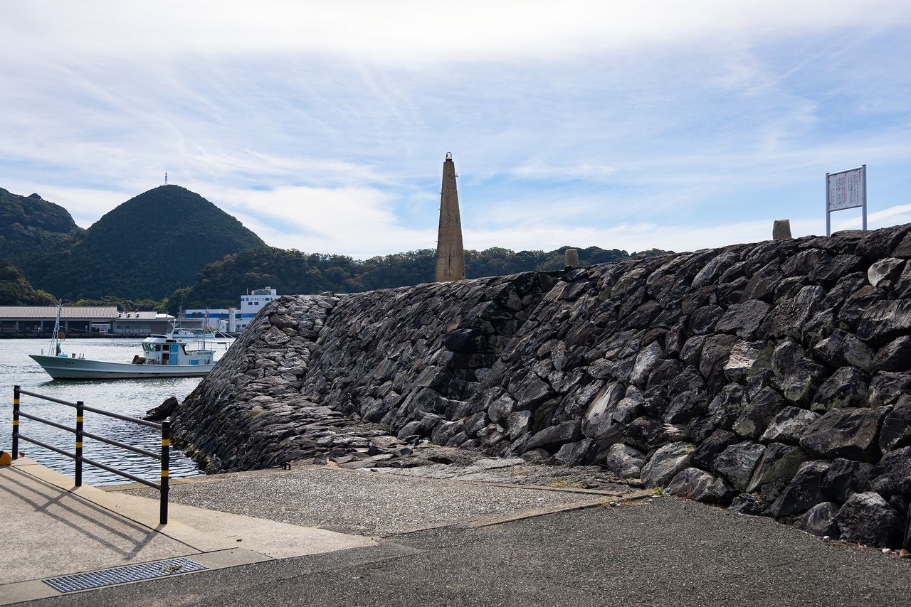 Cette digue en pierre à Ebisugahana est antérieure à la construction du chantier naval.