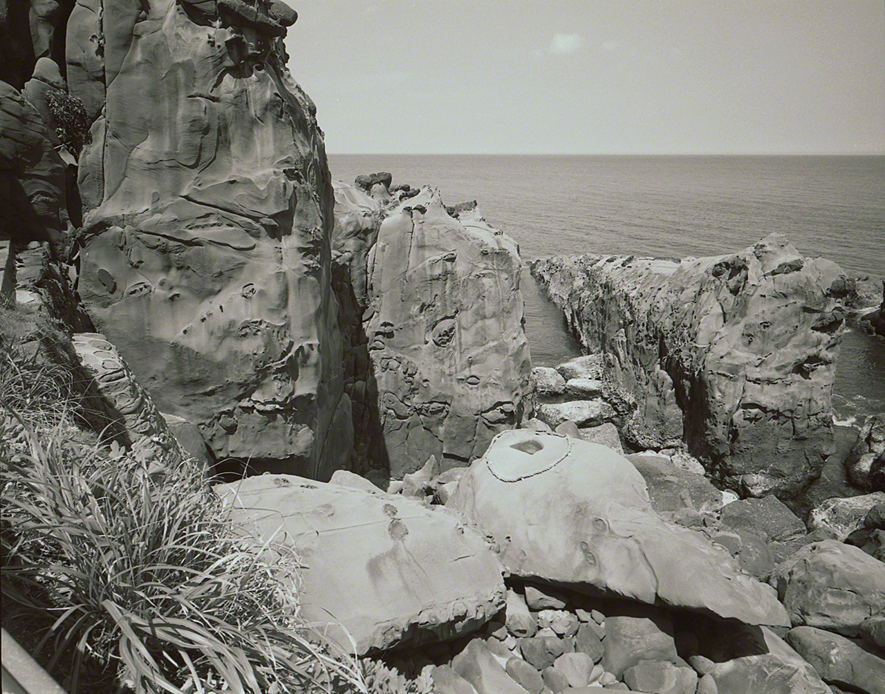 Des rochers aux formes &eacute;tranges font face au honden du sanctuaire. Au centre de la photo on distingue le &laquo;&nbsp;rocher de la tortue&nbsp;&raquo;, une corde shimenawa delimite la partie la plus sacr&eacute;e du roc.