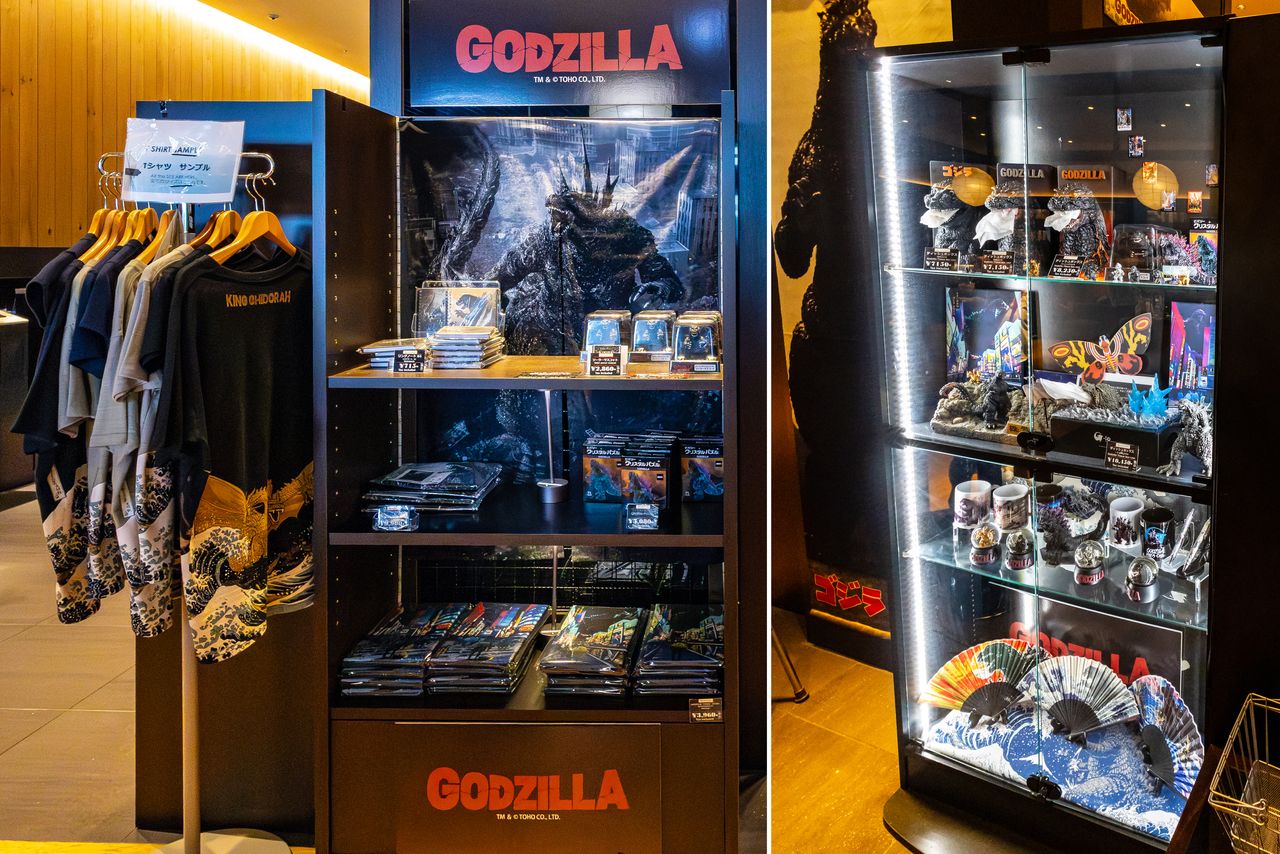 Des produits dérivés Godzilla en édition limitée sont en vente à l'accueil de l’hôtel. (Photo de Nippon.com, © Toho Co., Ltd.)