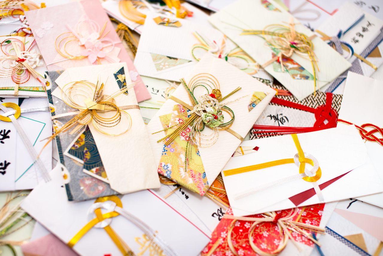 Assortiment bigarré d’enveloppes shûgi-bukuro. En règle générale, plus le montant offert est important, plus l’enveloppe sera raffinée. (Pixta)