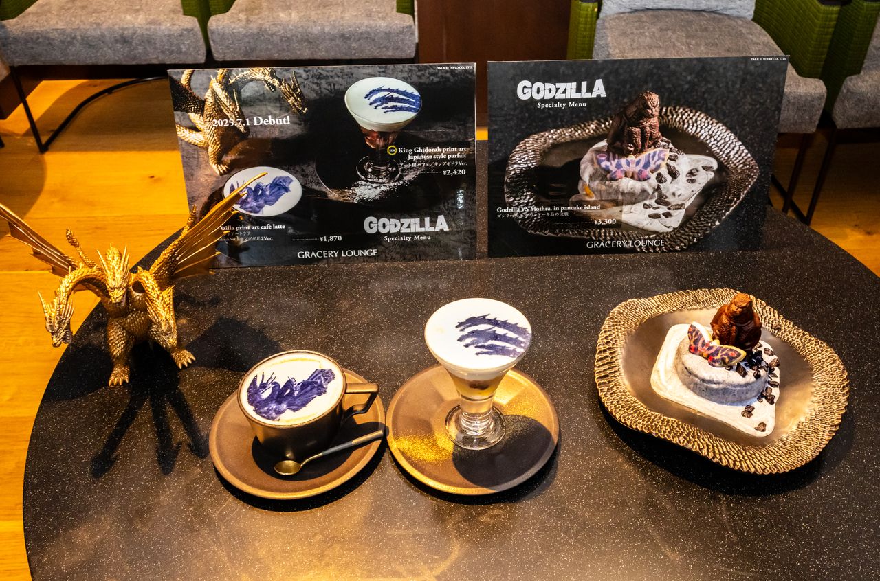 Ne manquez surtout pas le menu du café à thème servi au lounge. (Photo de Nippon.com, © Toho Co., Ltd.)