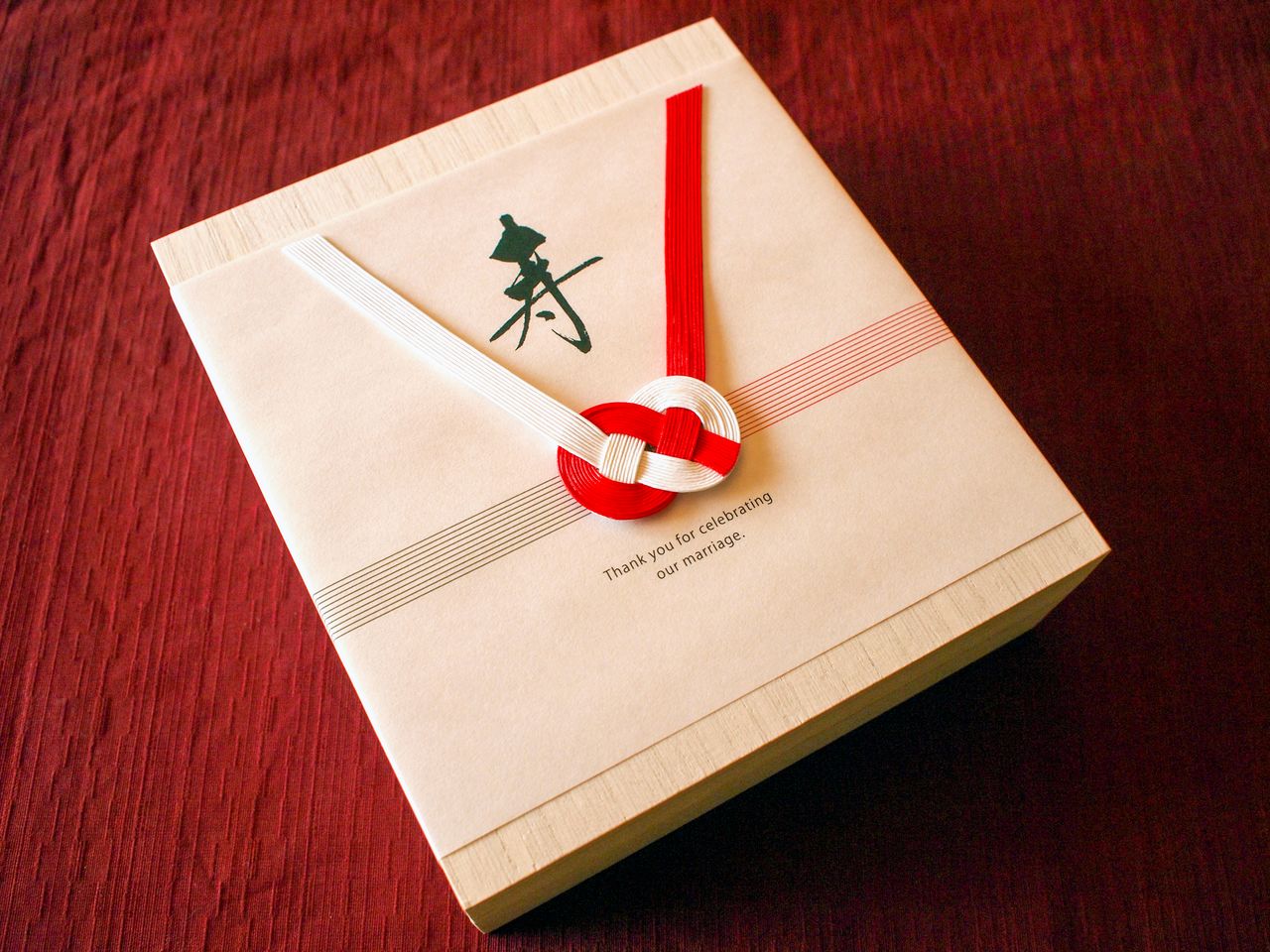 Les hikidemono sont parfois livrés à domicile après la cérémonie pour ne pas encombrer les invités. (Pixta)