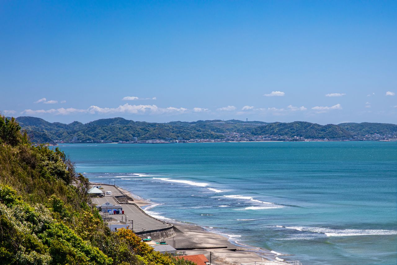 Vue sur la péninsule de Miura depuis la plage de Shichiri-ga-hama