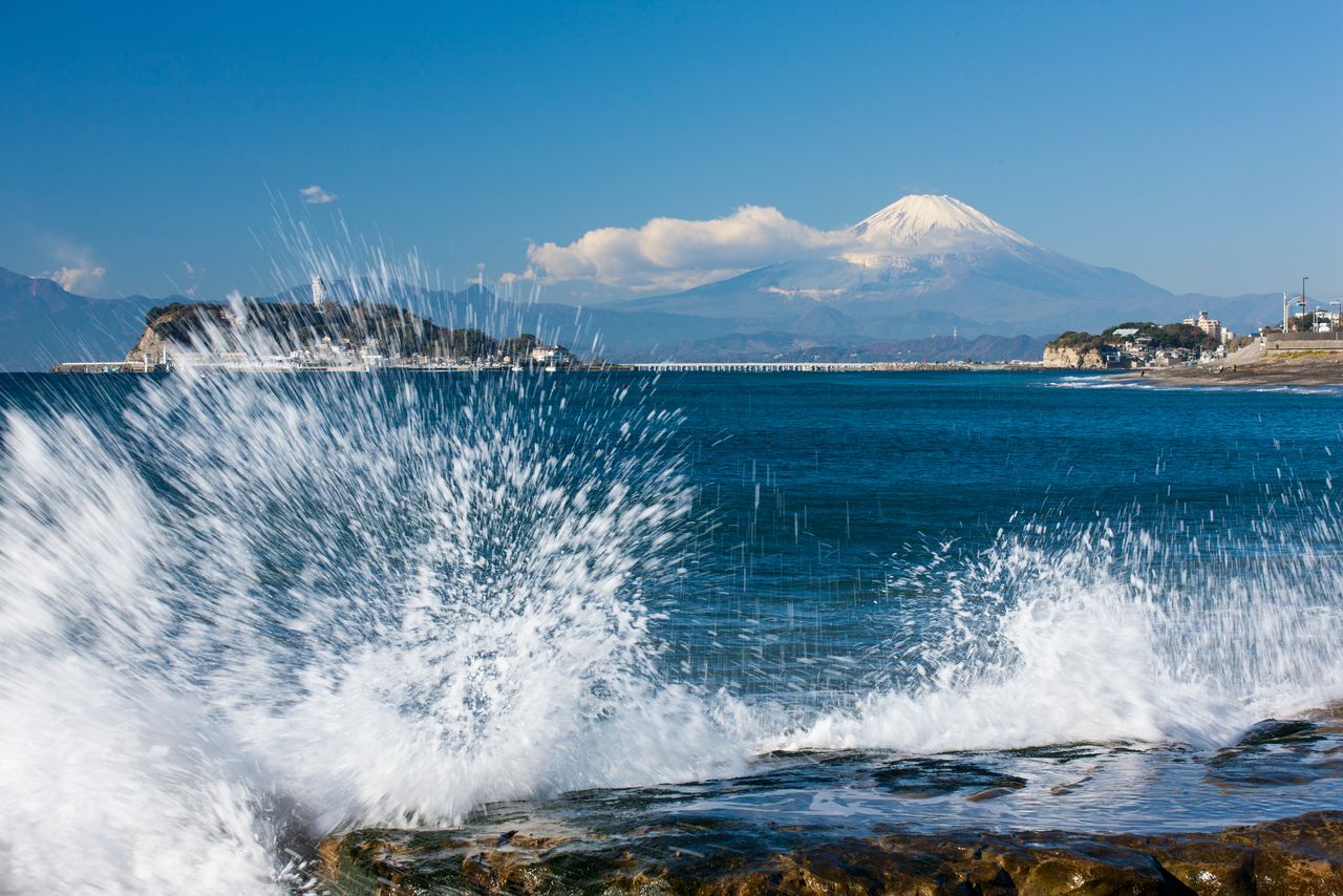 Vagues déferlantes sur la plage de Shichiri-ga-hama