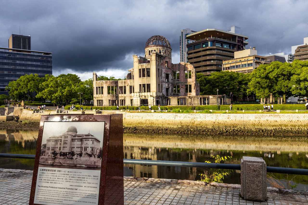 Le Dôme de la bombe atomique vu de la rive opposée de la rivière Motoyasu. La tour Orizuru que l’on aperçoit au fond offre un poste d’observation en hauteur.