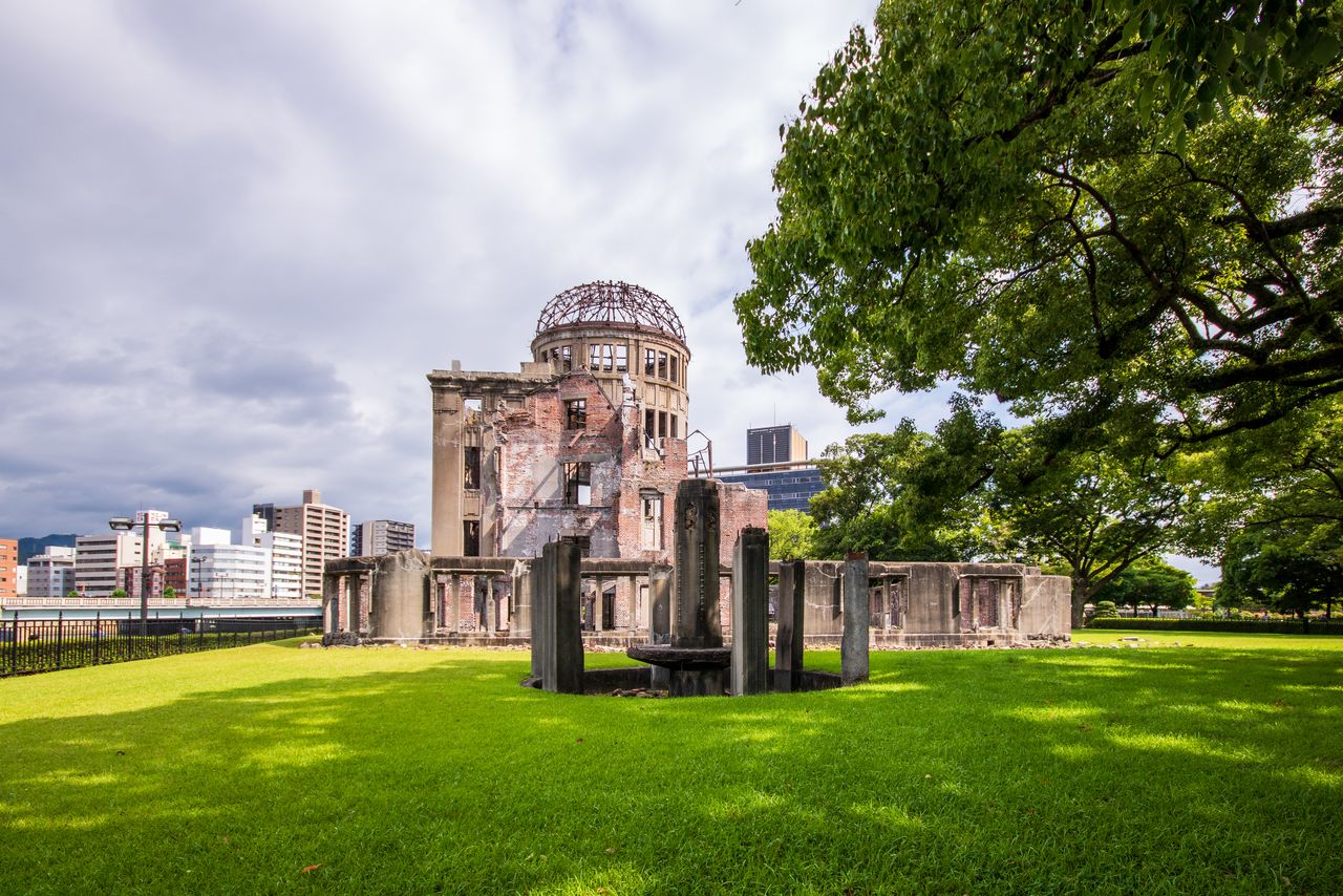 Les vestiges de la fontaine sur la pelouse à l’entrée sud de la structure, qui était auparavant le jardin à l’occidentale du Hall de la promotion industrielle.