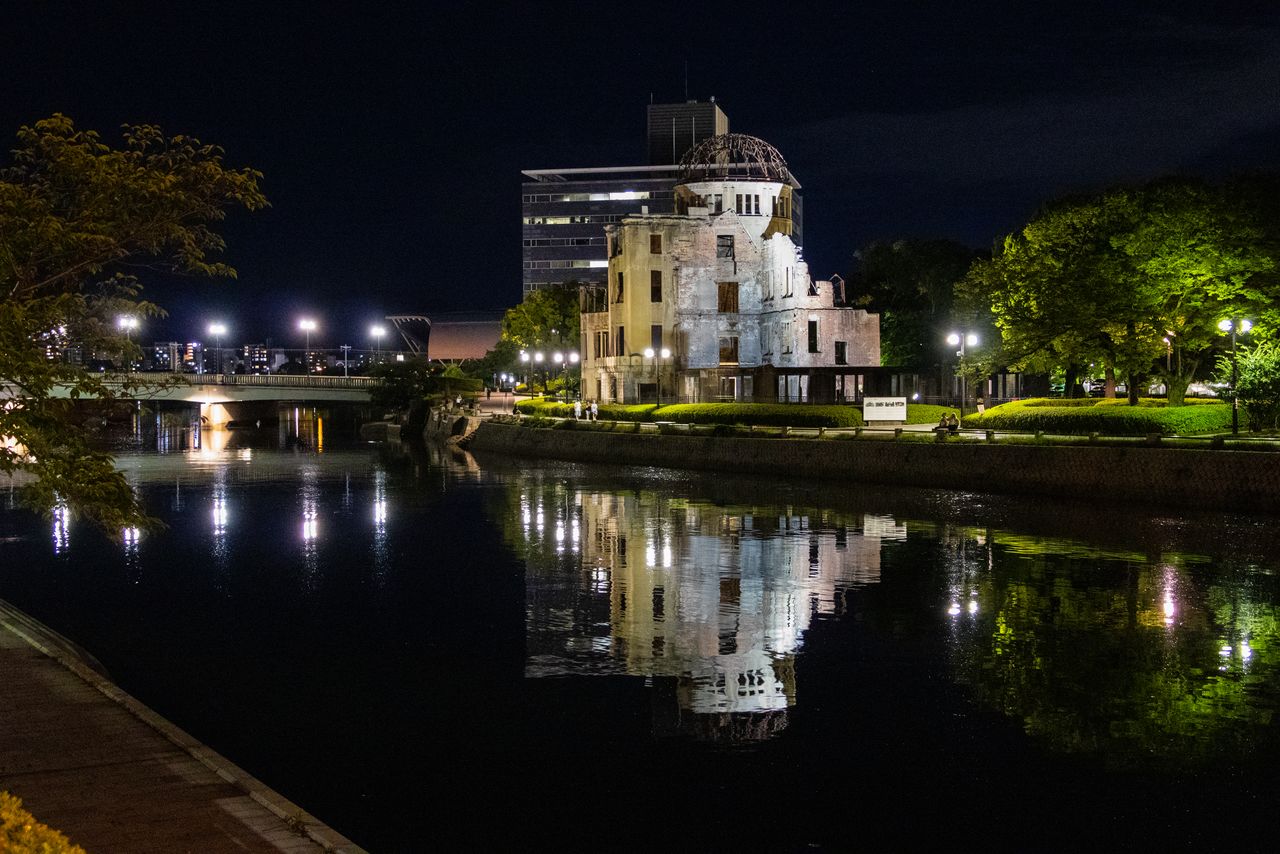 Le dôme est illuminé à la tombée de la nuit.