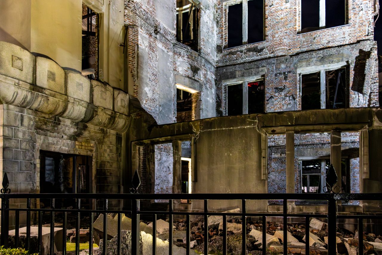 Les décombres à l’intérieur du bâtiment