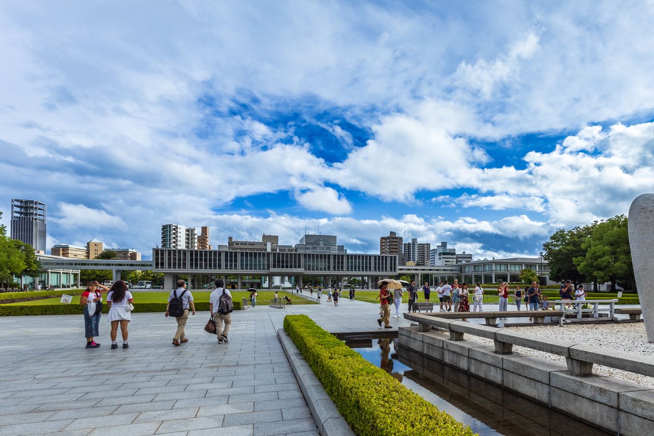 Les deux structures principales du musée sont reliées au Centre de conférence international de Hiroshima.