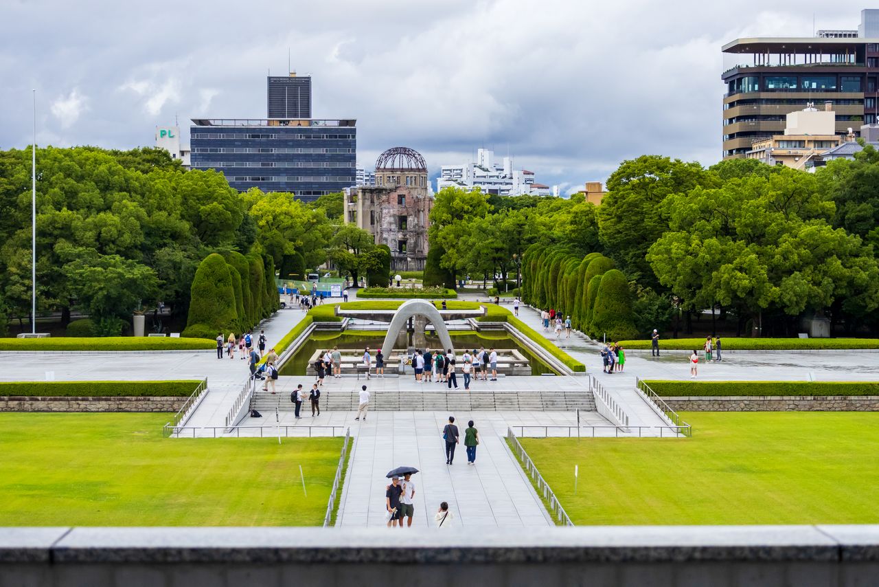 La vue vers le cénotaphe dédié aux victimes de la bombe atomique et le Dôme de la bombe atomique, au nord du musée.