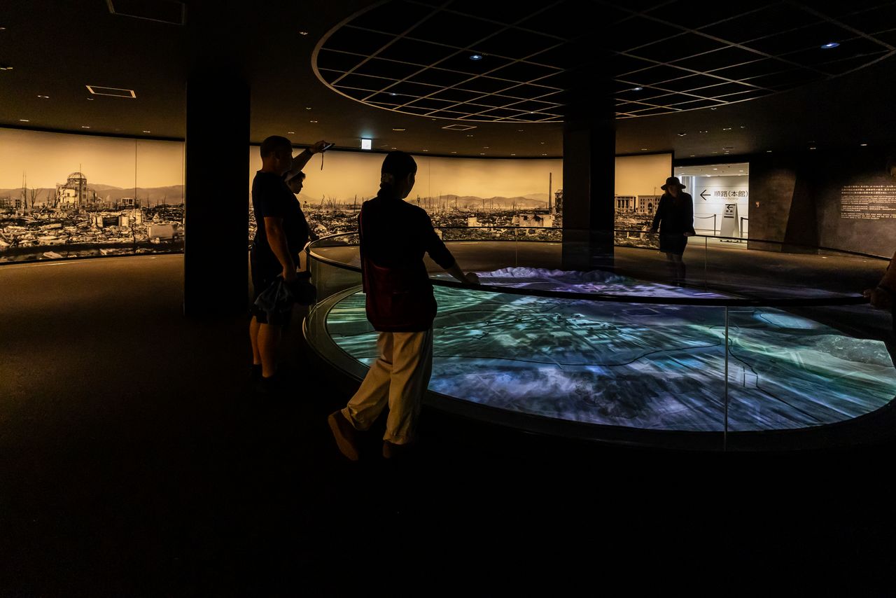 La première partie de l’exposition montre l’impact de l’explosion sur la ville.