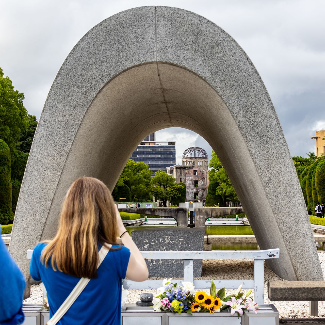 L’arche du cénotaphe est inspirée des poteries haniwa préhistoriques du Japon.