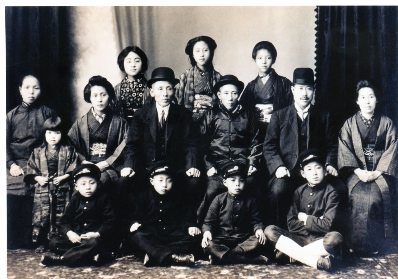 Chen Ping Shun (rang du milieu, troisième en partant de la gauche) et sa famille. (Avec l’aimable autorisation de Shikairô)