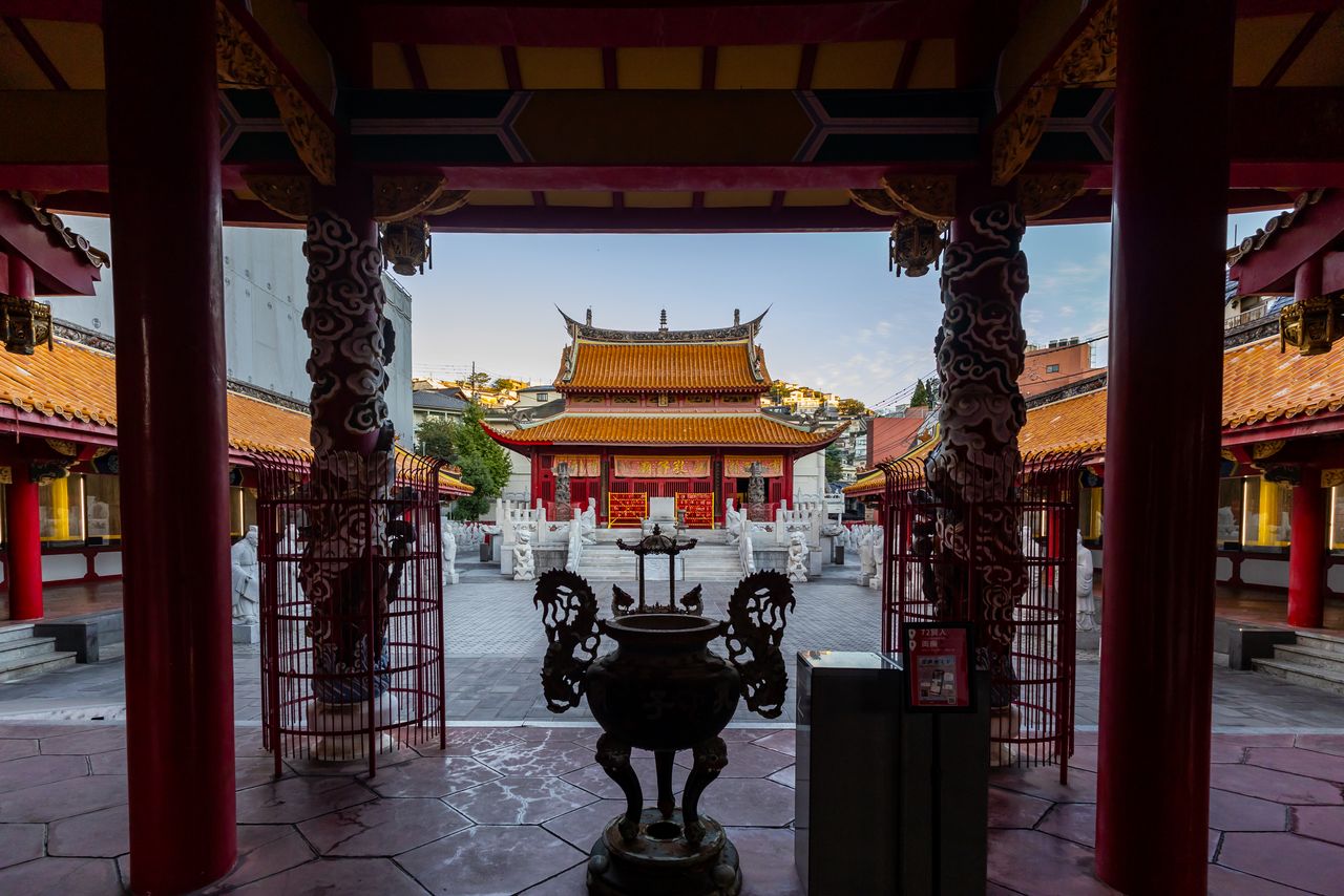 Les 72 statues de pierre devant Kôshibyô représentent les 72 disciples de Confucius.