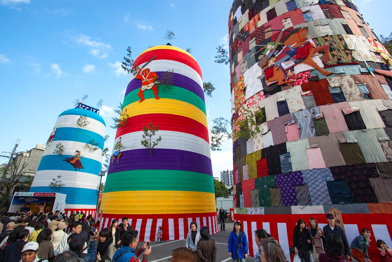 Le festival Mitsuyama du sanctuaire d’Itatehyôzu de Himeji (préfecture de Hyôgo) a lieu une fois tous les 20 ans. Trois énormes tours (mitsuyama siginife « trois montagnes ») sont construites en bois et décorées de tissus bariolés pour attirer les divinités de tout le pays. Ce festival date de 939, avant même la création des chars dashi.