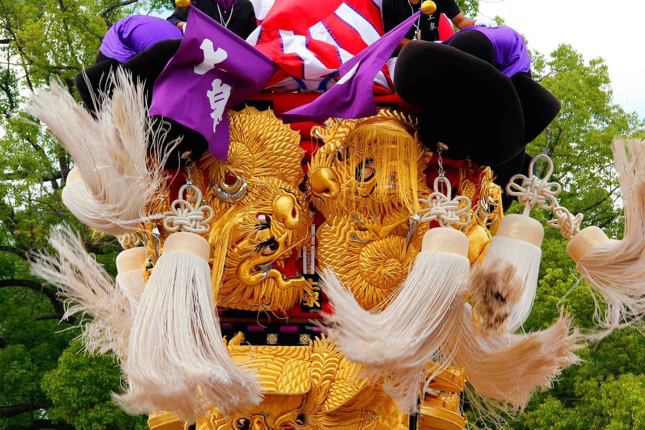 Plus les chars sont bousculés, plus on peut apprécier le regard foudroyant des dragons et le savoir-faire des brodeurs.