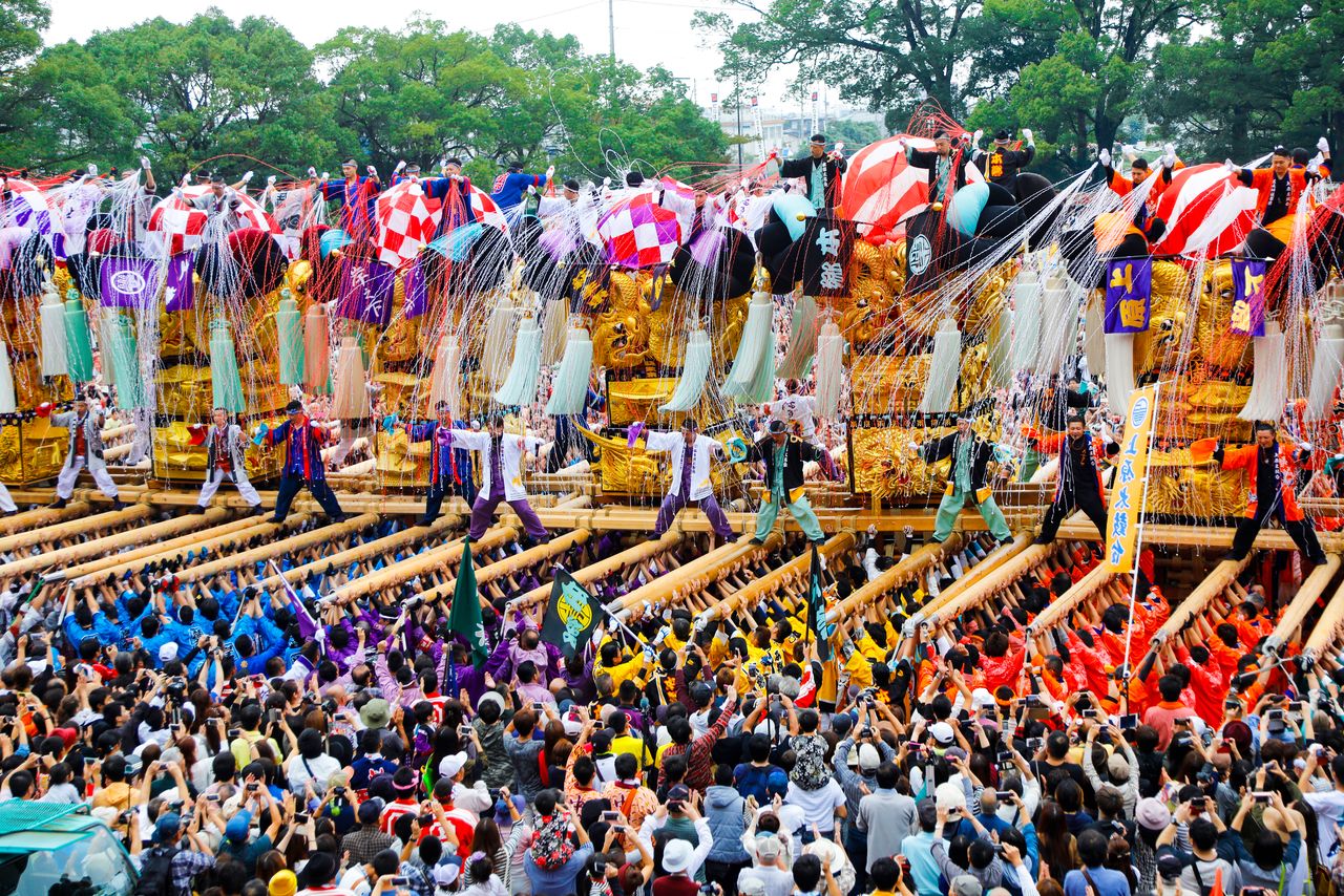 Des douzaines de chars à tambour présentent un spectacle haut en couleur.