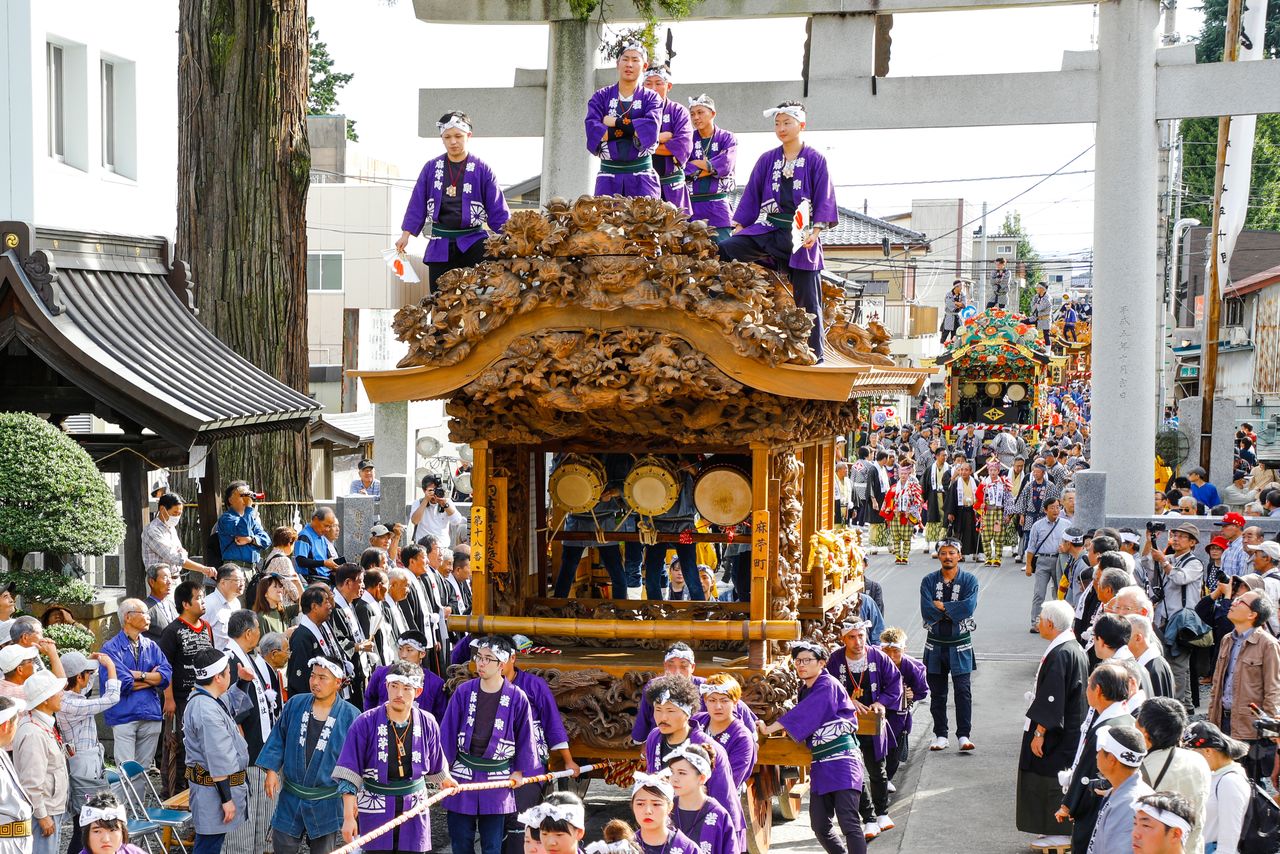 Le char du quartier d’Asau arbore des décorations particulièrement remarquables. Le dragon doré sur le linteau est l’œuvre du maître sculpteur Hidari Jingorô XII.