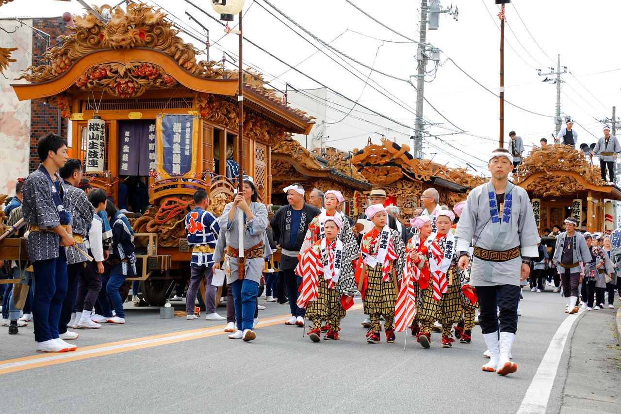 Des résidents de chaque quartier de la ville défilent, vêtus d’habits de festival qui rappellent l’époque d’Edo.