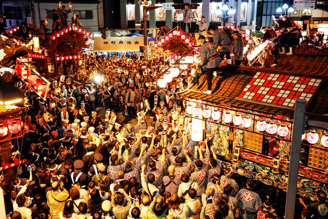 Les acclamations de la foule sont en phase avec la musique entraînante du festival.