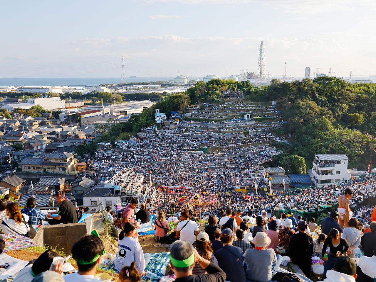 Vue panoramique à partir du sommet d’Otabiyama vers la mer de Harima au loin. Les plus beaux points de vue sont des gradins réservés aux résidents et aux invités, mais même de loin, le festival offre un spectacle palpitant.