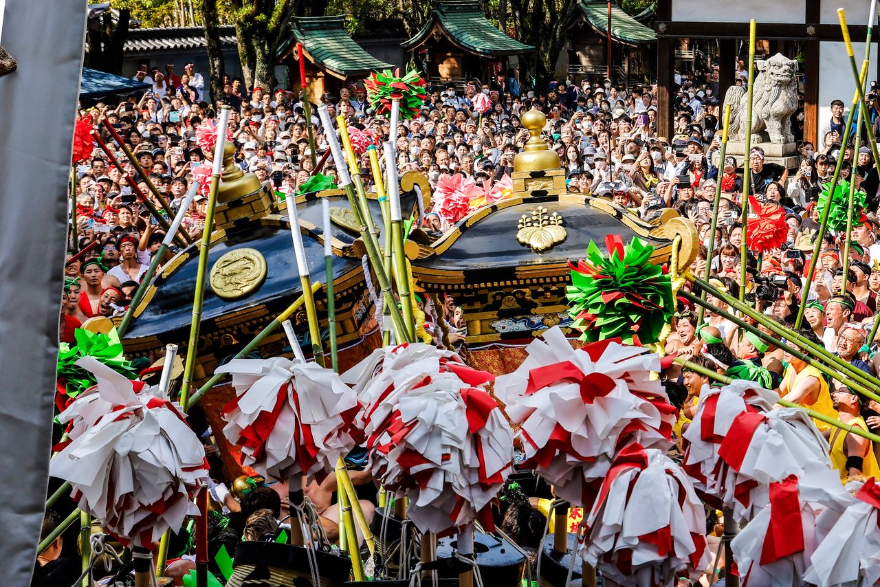 Bien plus petits que les chars, les mikoshi sont hissés en l’air grâce à des bâtons de bambou. Chaque équipe tâche de hisser son mikoshi plus haut que les autres.
